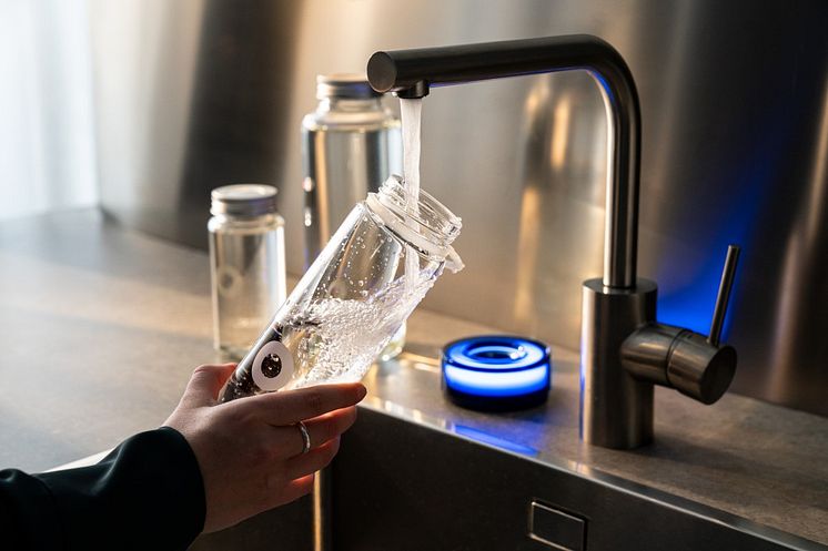 由于新的蓝水厨房站，从厨房水龙头流出的水更健康，没有PFAS化学物质或微塑料