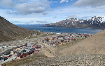 Longyearbyen og Svalbard står overfor en energiomstilling. Dette er bakgrunnen for samarbeidsavtalen mellom UNIS, Store Norske og SINTEF. Foto: Graham Gilbert/UNIS.