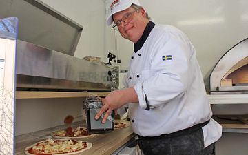 ​Pizzalegenden Fredrik Vikström gjorde comeback genom att bjuda Ria på pizza.