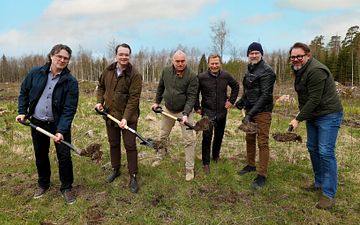 Första spadtaget: Pär Holm, seminstationschef, Viktor Tornberg, ordf Svenska Köttföretagen, Johan Eriksson, ordf Sveriges Grisproducenter, Hans Agné, VD Svenska Köttföretagen, Anders Drottja, regeringskansliet, Jari Pustinen, kommunalråd Eskilstuna