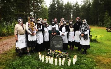 De 13 italienska azdororna på besök vid konstnärens mormors grav i Tornedalen. Foto: Markus Öhrn