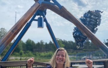 Överlycklig VD för DaftöResort till ljudet av hissnade glädjeskrik från Strom.