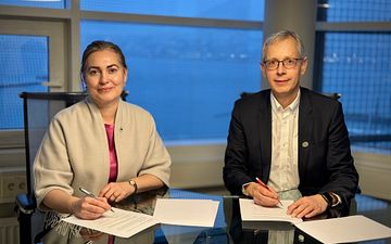 Direktør Jøran Moen ved Universitetssenteret på Svalbard (UNIS) og direktør Camilla Brekke i Norsk Polarinstitutt (NP) har nylig signert en fornyet samarbeidsavtale mellom institusjonene. Foto: Pål Jakobsen/Norsk Polarinstitutt