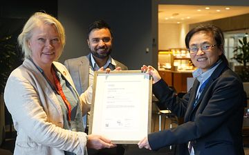 Ann-Sofie Gustafsson från SamCert mottar AI-certifikatet enligt ISO/IEC 42001 vid en officiell certifieringsceremoni på DNV:s huvudkontor i Høvik, Oslo.