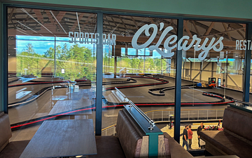 På O'Learys Racehall Tumba kommer man ha full överblick av vad som händer på banan genom ett stort panoramafönster mitt i restaurangen