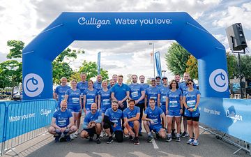 Gruppenfoto vom Team Culligan Deutschland beim Firmenlauf Köln präsentiert von Therme Euskirchen 2025 am Fühlinger See