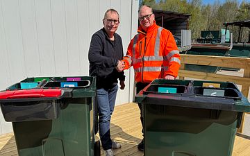 Hans Johansson och entreprenören Magnus Friman rustar för att tranåsborna ska få närmare till återvinningen, när nya fyrfackskärl placeras på den egna tomten.