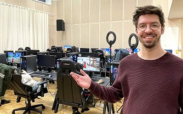 Thomas "Tom Kick" Monsen ønsker flere velkommen til det flotte e-sport-rommet til Oslo kulturskole på Voldsløkka kulturstasjon. Foto: Marius Morstøl Jenssen / Oslo kommune