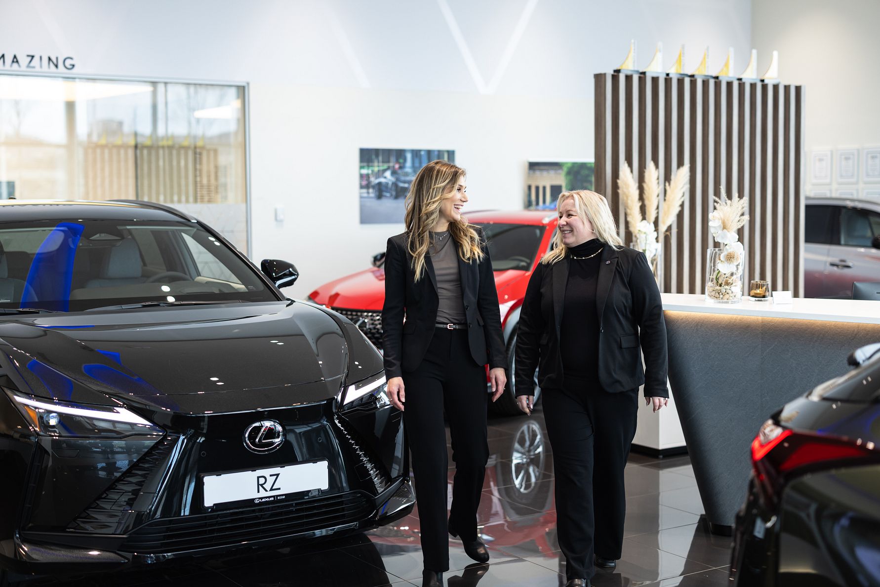 Lexus på topp: Brand Manager, Nina Richardsen Schjelderup (t.v) og kundekonsulent Tone-Lise Waldemarsen fra Lexus Bodø. Foto: Drone Nord AS. 