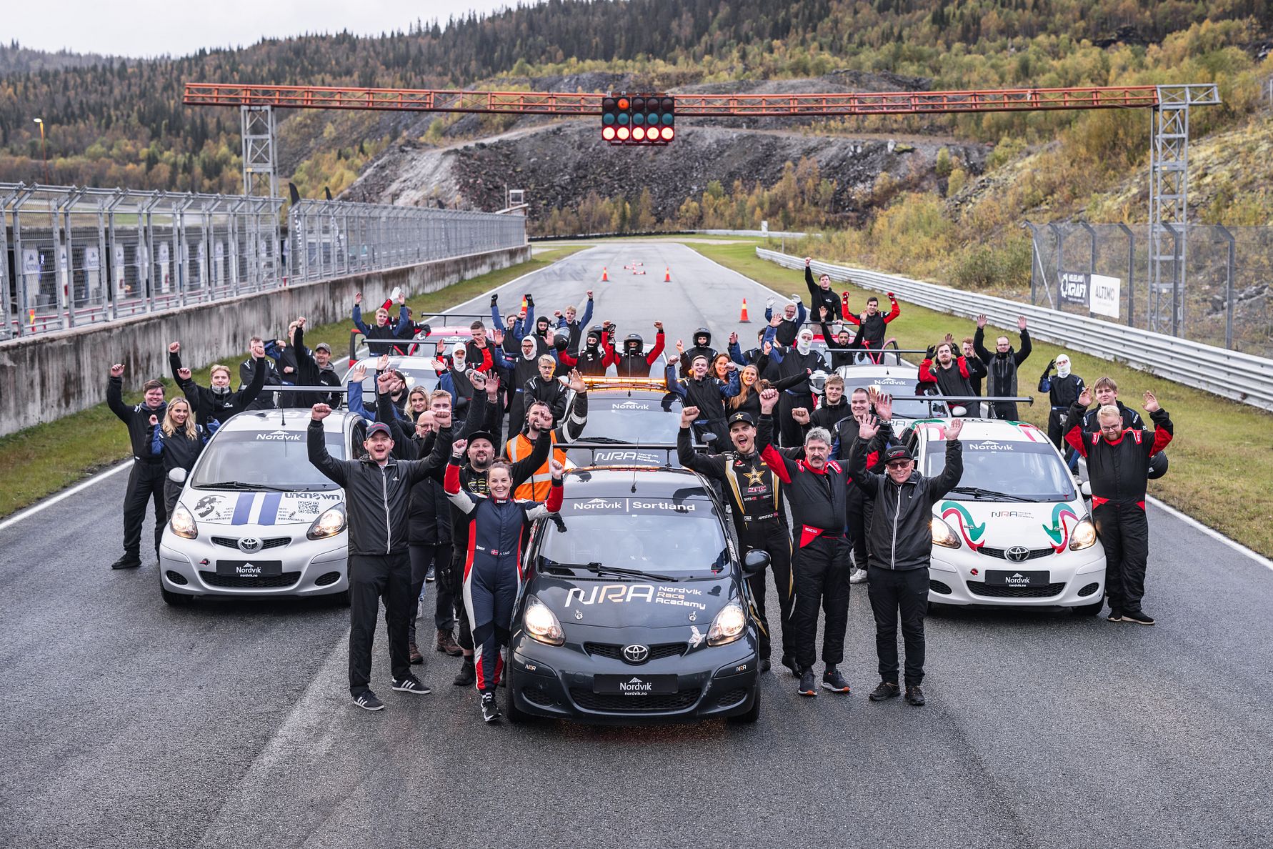 Fra verksted til racerbanen: Nordviks lærlinger viser vei for fremtidens bilbransje. Foto: Nordvik Gruppen AS.