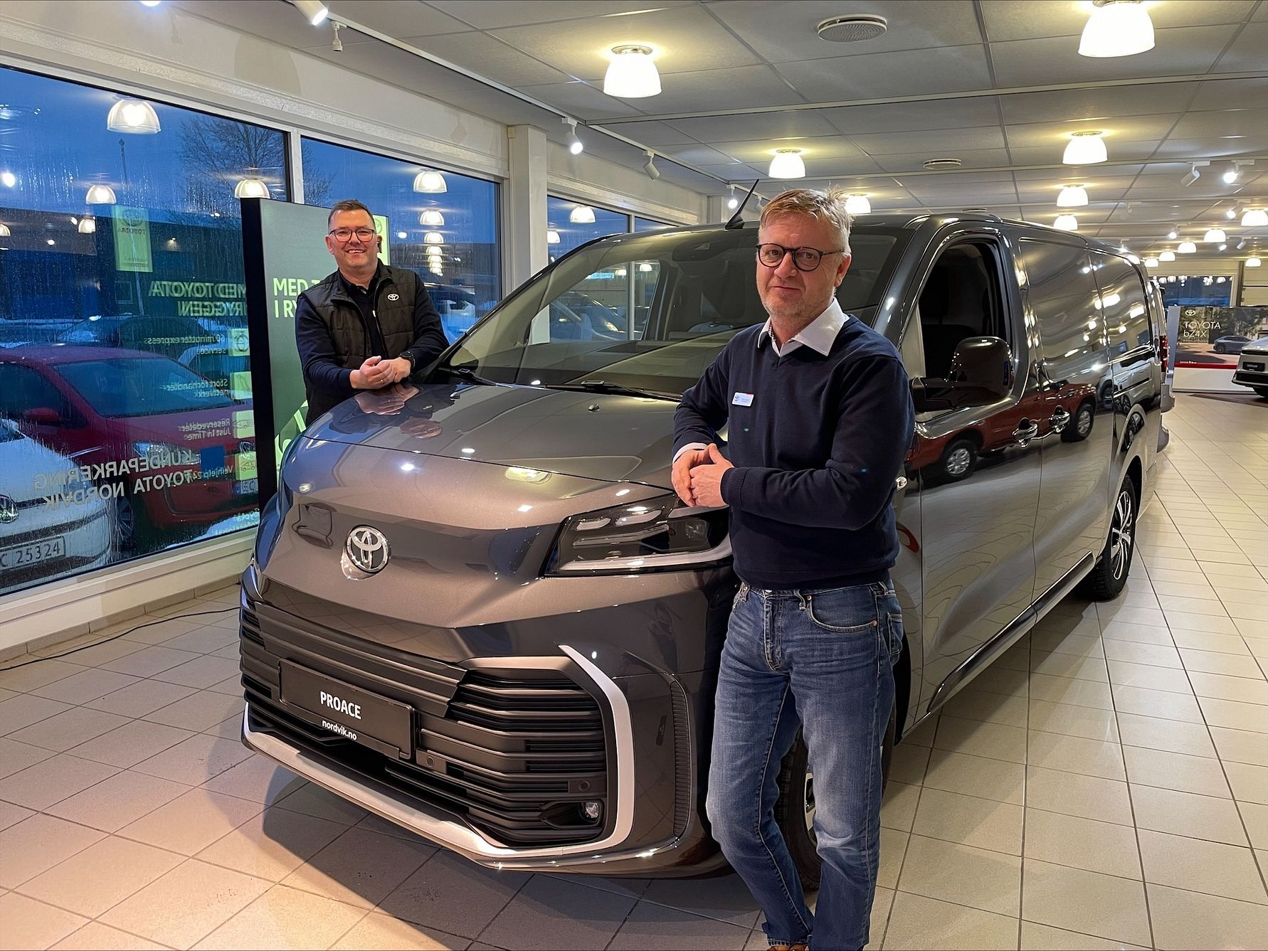 Toyota Proace: Salgssjef Tor Anders Johansen (t.v) og bilselger Rune Johansen. Foto: Nordvik AS.