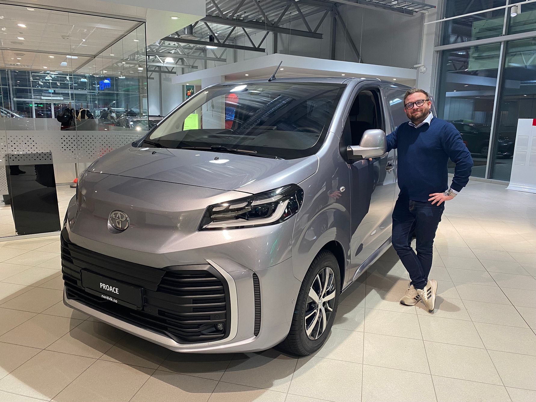 Klar for lansering: Bilselger Vebjørn Eliassen Jenssen fra Toyota-forhandleren Nordvik på Sortland. Foto: Nordvik AS.