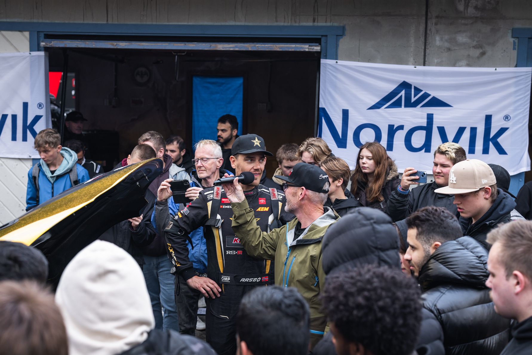 Populært: Verdensmester i bildrifting, Fredric Aasbø viste frem racerbilen sin. Foto: Nordvik Gruppen AS.