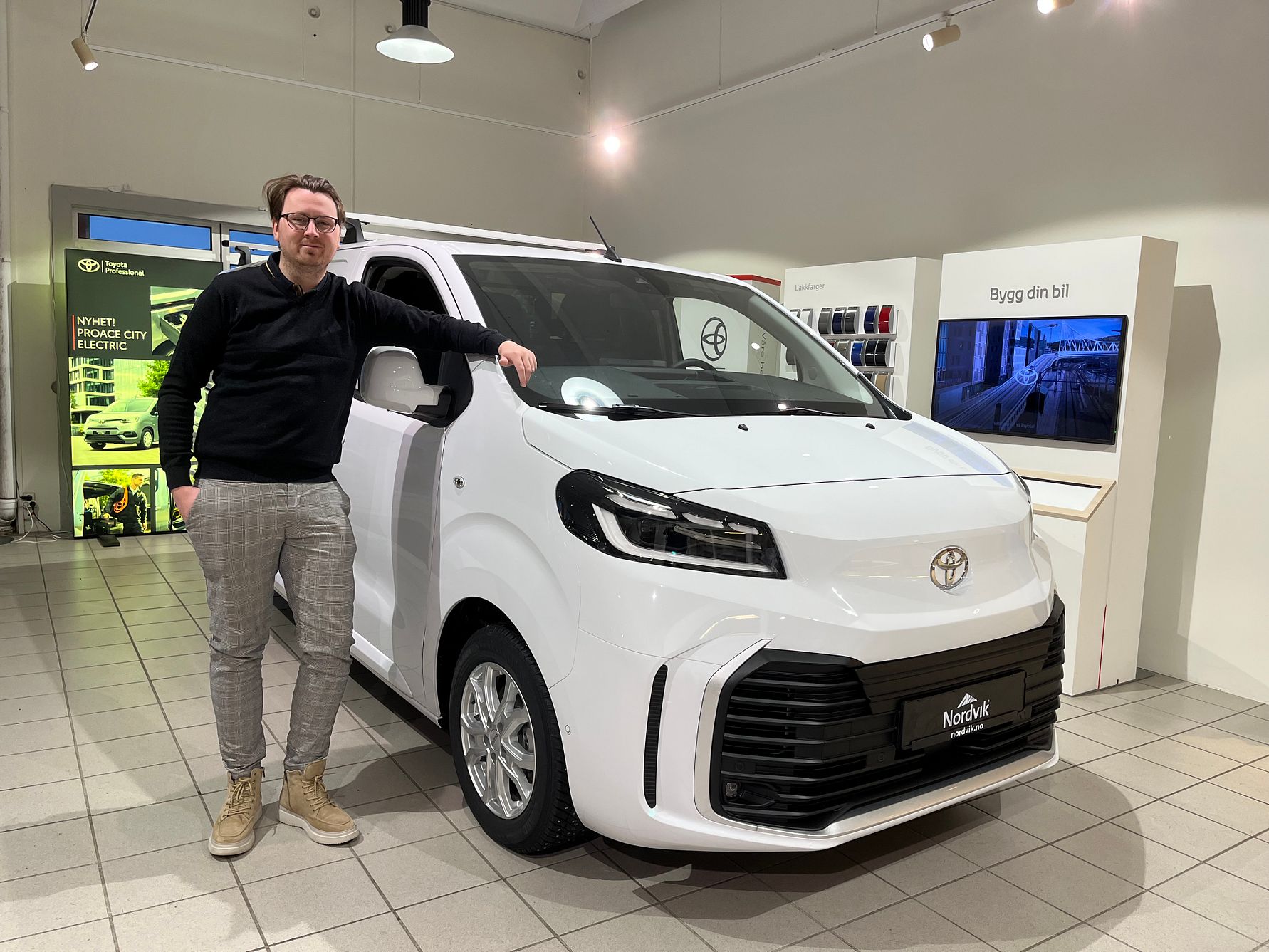 Inviterer til prøvekjøring: Kristoffer Friis Kristensen fra Toyota-forhandleren Nordvik på Leknes. Foto: Nordvik AS. 