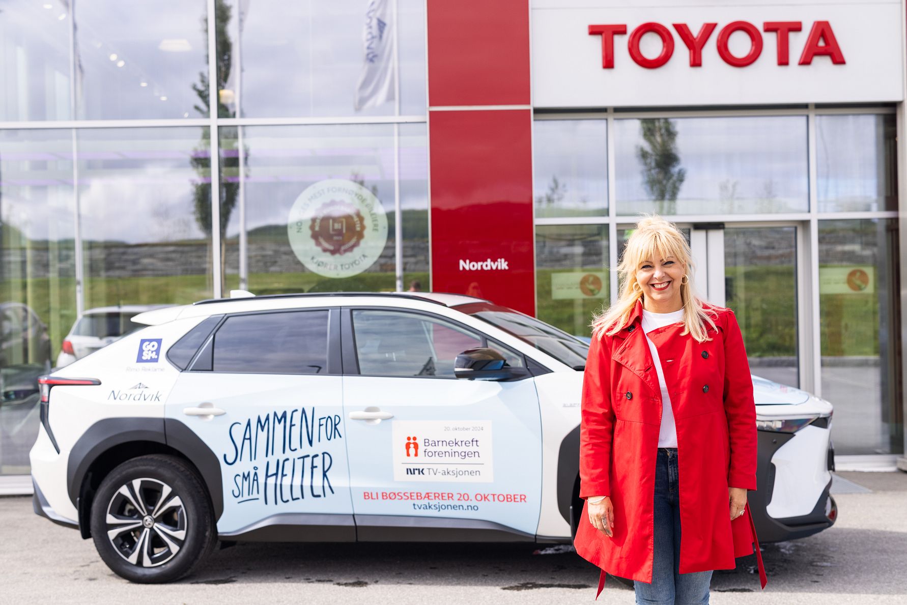 Elektrisk Toyota: Hanne Myrvang fra TV-aksjonen har reist rundt i Nordland til inntekt for Barnekreftforeningen. Foto: Nordvik AS.