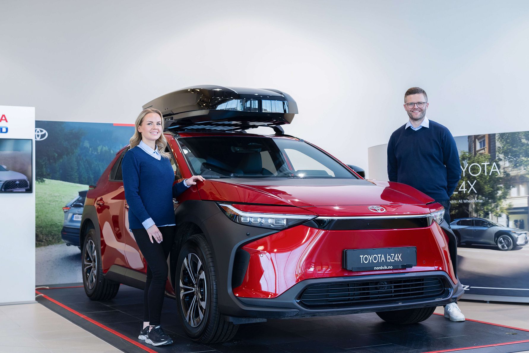 Mest solgt i Bodø i oktober: Bilselger Lise Brattli (t.v) og Andreas Hunstad (t.h) fra Toyota forhandleren Nordvik i Bodø. Foto: Nordvik AS