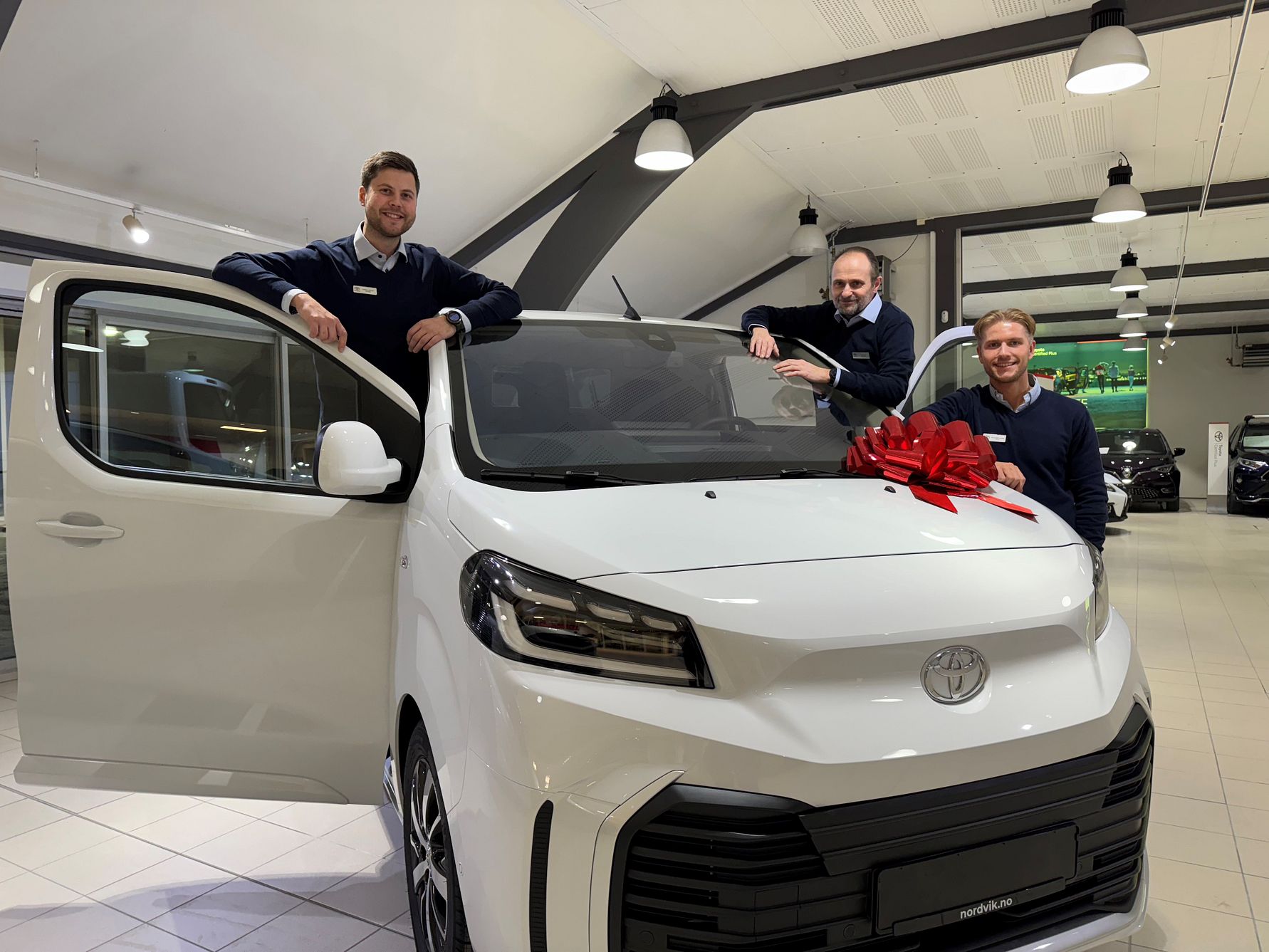 Markus Bergli, Tore Suul og Pål Christian Sørkilgård fra Toyota-forhandleren Nordvik på Steinkjer. Foto: Nordvik AS. 