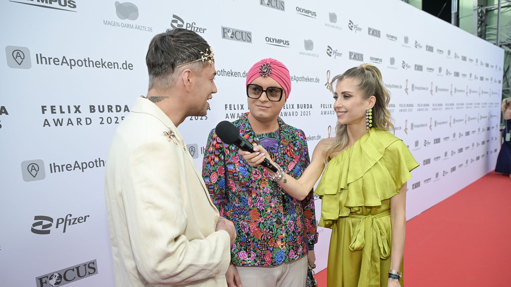 Julian F. M. Stoeckel möchte sich von Cathy Hummels zur Darmspiegelung begleiten lassen.
