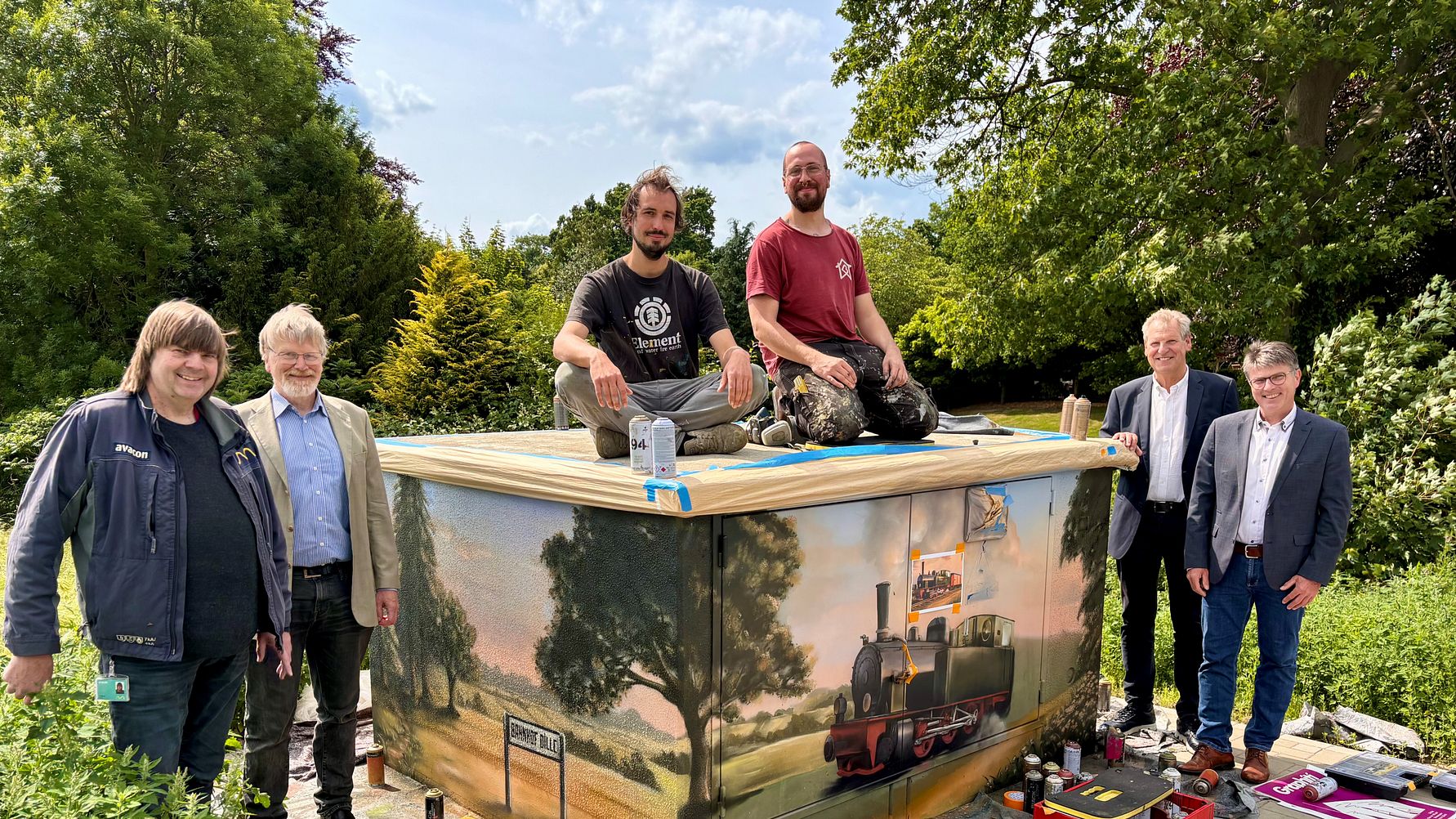Historische Lokomotive als Kunstwerk: Avacon  gestaltet Trafostation in Bruchhausen-Vilsen Dille