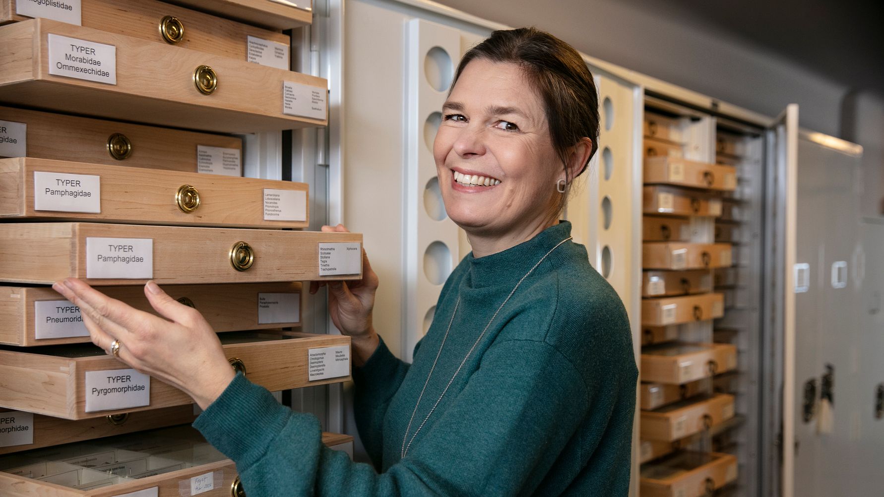 Lisa Månsson, överintendent på Naturhistoriska riksmuseet förevisar en del av museets samlingar.