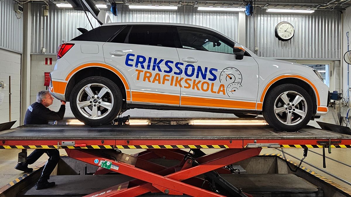 En av Erikssons Trafikskolas bilar som blir besiktat.