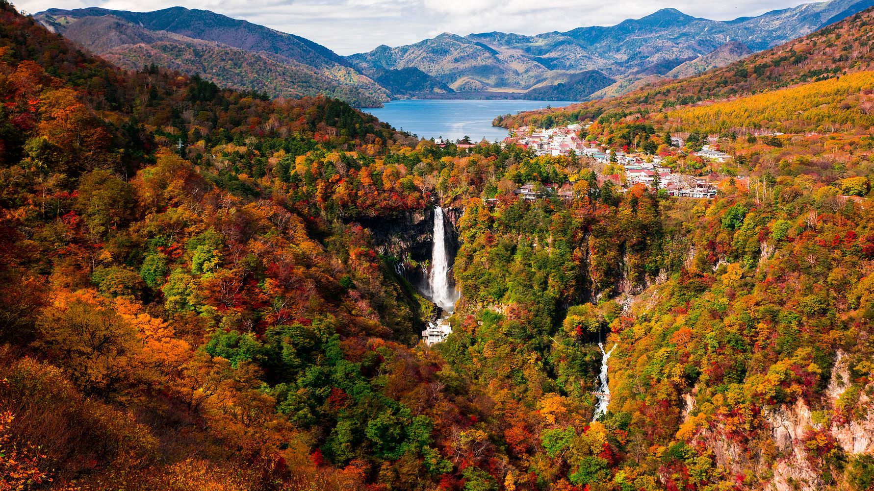 fall magc ing   秋の雪景色 Autumn Mountain Hiking Trail in Vibrant Fall Colors