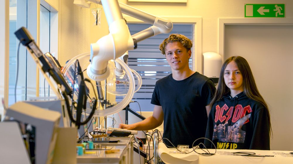 Tindra och Calle sommarjobbar i labbet