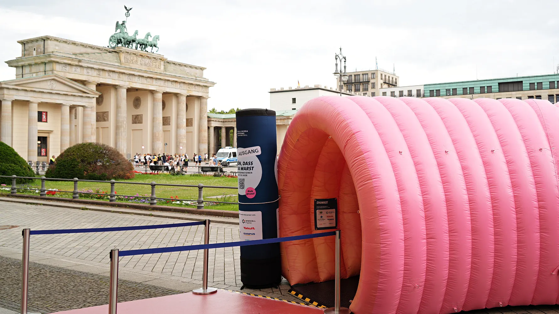 Begehbares, großes, rosa Darmmodell vor dem Brandenburger Tor in Berlin.