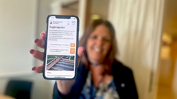 Lisa Bäckström, byggchef, visar upp den nya bygglovsguiden på kristinehamn.se
