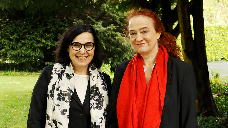 Neue Karrierewege für Absolvent*innen: HdWM-Präsidentin Prof. Dr. Daglioglu (re.) und Leiterin des WISLs Diana Drexler (li.) sind überzeugt von neuer Kooperation
