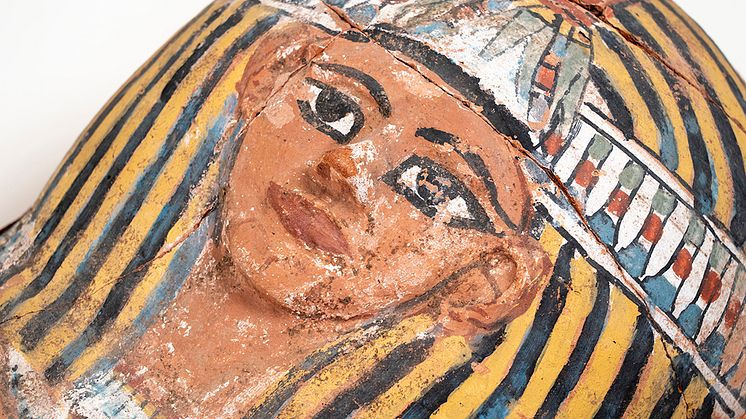 Fornegyptisk barnsarkofag i keramik