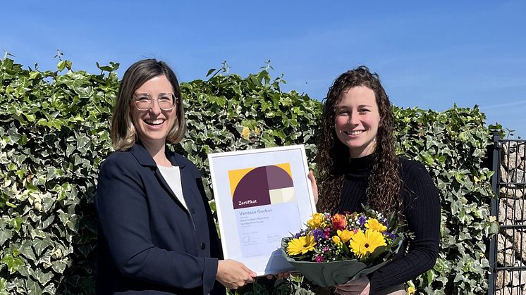 Auszeichnung für gehörlose Studentin der Hochschule Pforzheim – Vanessa Gerber (re.) erhält von Jessica Wolter, Account Manager Clinics bei Cochlear Deutschland (li.), die Urkunde zum Graeme Clark Stipendium 2024 (Foto: Cochlear Deutschland)