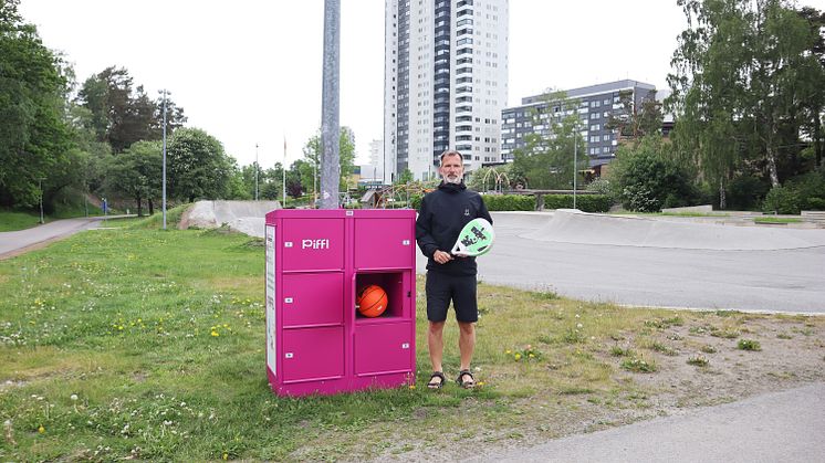 Stefan Fridén, enhetschef idrotts- och fritidsanläggningar på Tyresö kommun vid aktivitetsboxen i Centrumparken.