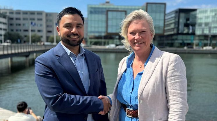  Ann-Sofie Gustafsson’s interest made her company DNV’s first global customer for the new ISO/IEC 42001 standard on responsible use of AI. Here, Ann-Sofie confirms the agreement with Mubashir Virk, Key Customer Manager at DNV.