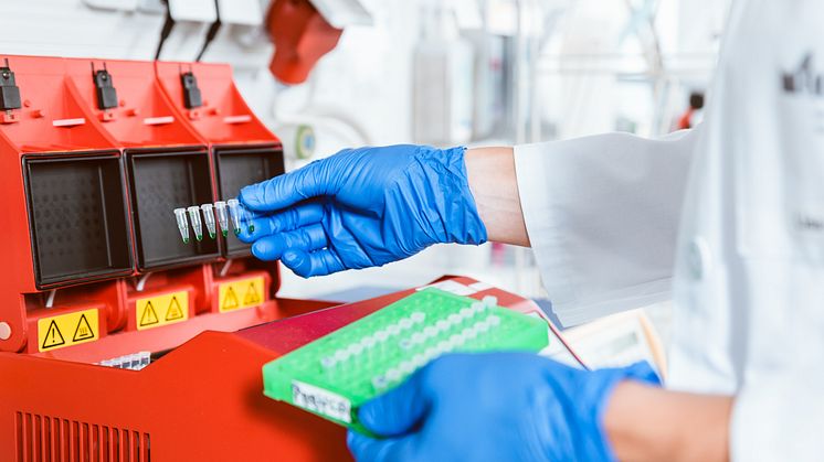 Not only in pharmacy must laboratories be equipped with high-quality to ensure the quality of their work. This need not be expensive, as even used laboratory technology can achieve this. (© Kzenon /Shutterstock.com).