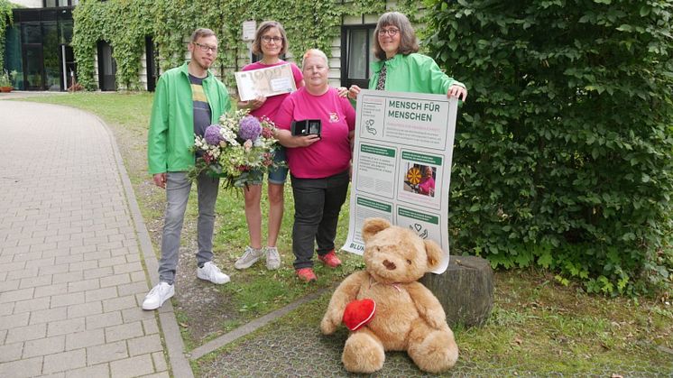 André Junghanns, Anke Voigt vom Kinderhospiz, Christine Jentzsch und Annegret Kämpfe präsentieren stolz die Preise