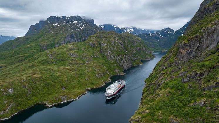 2024.06.13 - Otto Sverdrup, Trollfjorden, drone - 04 - Espen Mills - Hurtigruten.jpg