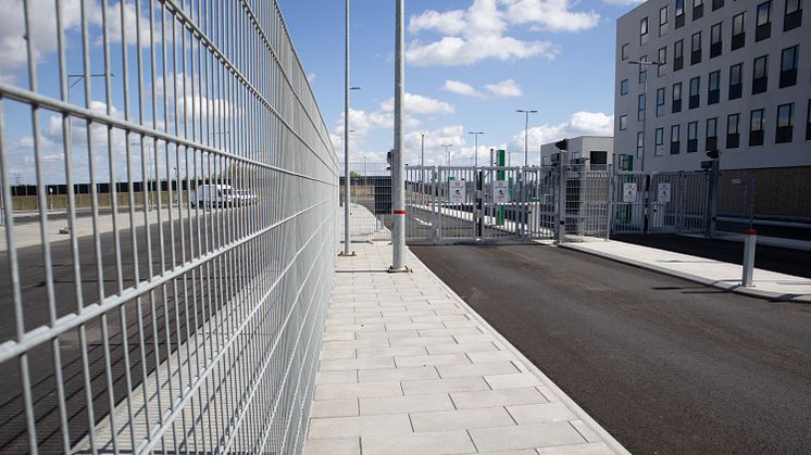 Andelen af sikrede parkeringsmuligheder langs Europas veje minimal. Det er der nu begyndt at blive ændret på, da Recharge City er åbnet ved E45 mellem Horsens og Hedensted. Foto: Heras Danmark