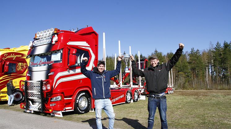 Fjolårets vinnare Mikael och Jimmy Storm höjer segerpokalen! Deras fina Scania R590 korades till Skogens Konung I år kommer de till Emmaboda för att försöka försvara sin titel Foto Tomas Ek.jpg