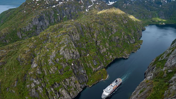 2024.06.13 - Otto Sverdrup, Trollfjorden, drone - 02 - Espen Mills - Hurtigruten.jpg