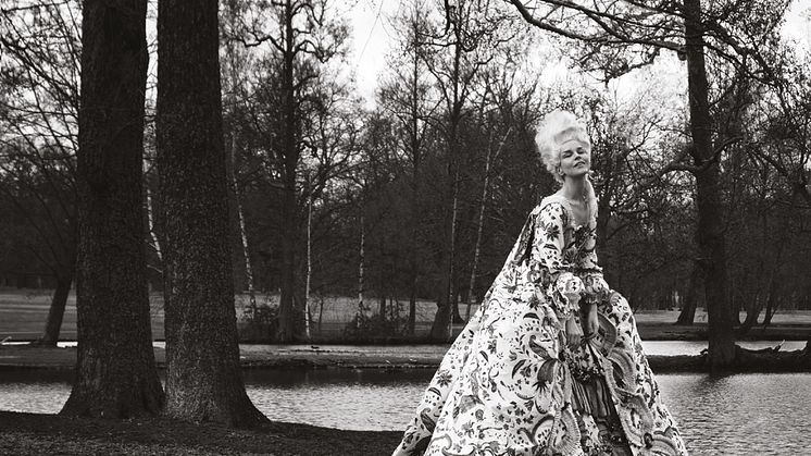 Pressinbjudan till vernissage: Elisabeth Tolls bilder av Anna Järvinen som Marie Antoinette 