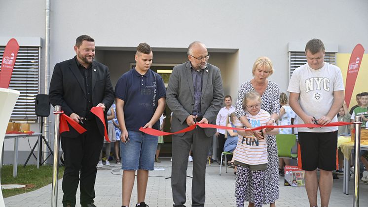 Bürgermeister Götz Herrmann (l.), Landrat Daniel Kurth und Schulleiterin Janett Händel gemeinsam mit Schüler/innen der Märkischen Schule bei der offiziellen Banddurschneidung. Foto: Landkreis Barnim/Bachmann