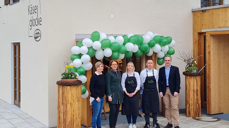 Am 3. April 2023 wurde die Neueröffnung der Käseglocke gefeiert. Mit dabei waren Carolina Noske, Barbara von Hagmann, Juliane Rehklau, Sebastian Rehklau (Inhaber Sorelia Catering GmbH) und Robert Winkelmann (Geschäftsführer Alpenhain) (v.l.n.r.). 