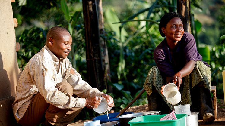 Angela och Ivan Mukababirwa i Uganda delar på sysslorna