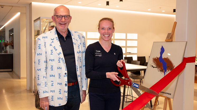 Museum Inspector hos JYSK, Carl Erik Stubkier, og paradressurrytter Katrine Kristensen. Foto: Morten Møller Rehné