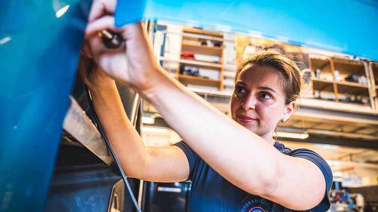 Kvinnlig elev på ett Motorbranschcollege