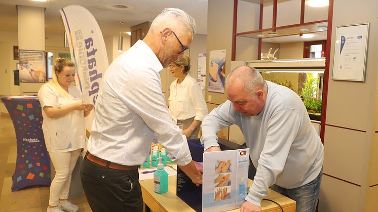 Michelle Ritter (links) und Horst Wiegand am Stand von Marion Schäfer und Dr. Olaf Bensch. (Foto: Melanie Schmitt)