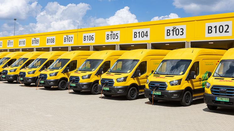 Ford E-Transit furgonokkal duplázza meg elektromos flottáját Budapesten a DHL: a logisztikai vállalat fővárosi csomagkézbesítéseinek 70%-a ezzel lokálisan kibocsátásmentes lesz