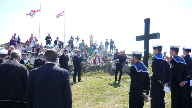 Foto: Sommaren 2010 då brittiska och svenska officerare och militärer/HMS Kent besökte den engelska kyrkogården på Hanö. 
