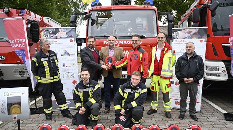 Im Hintergrund (v.l.): Gemeindewehrführer Tobias Looke, Bürgermeister Oliver Borchert, Landrat Daniel Kurth, Rettungsdienst-Geschäftsführer Claudius Kaczmarek, Notarzt Michael Gottwald und Ortsvorsteher Jürgen Hintze.